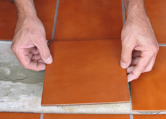 Fliesenleger Reinhard Seemann bei der Arbeit